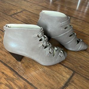 Size 11M taupe buckle heel